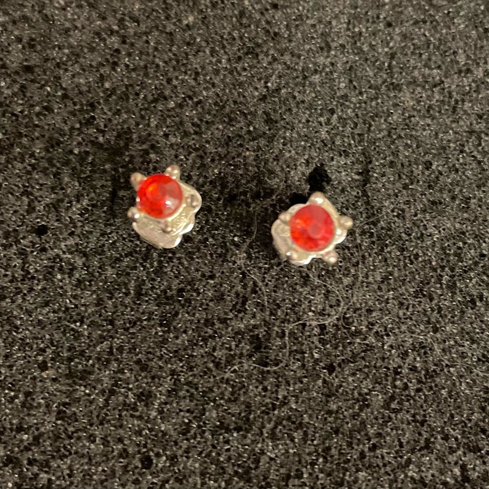 💥 $10 or 3 for $15 💥 Silver Tone and Red Stud Earrings